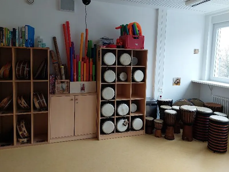 Unser Musikraum mit Trommeln