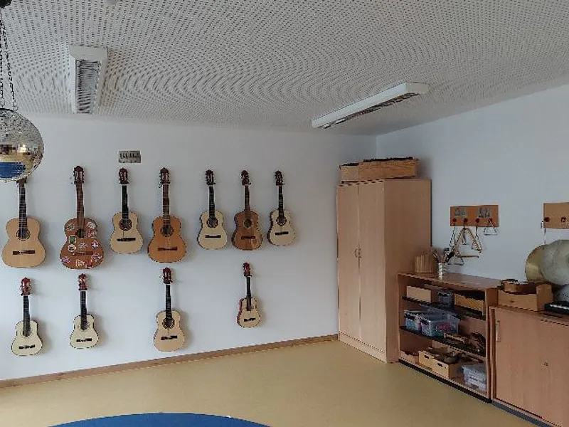 Unser Musikraum mit Saitensinstrumenten